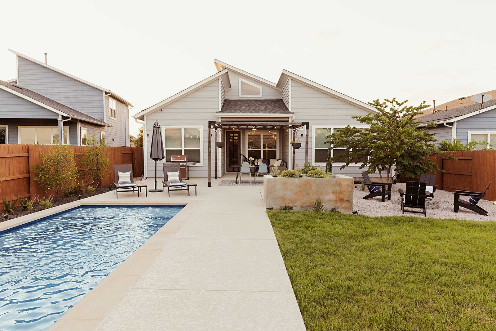 Orange patina on the pool coping and built-in planter cue off the auburn fencing, not to mention the warm neutral tones that dominate the regional landscape.