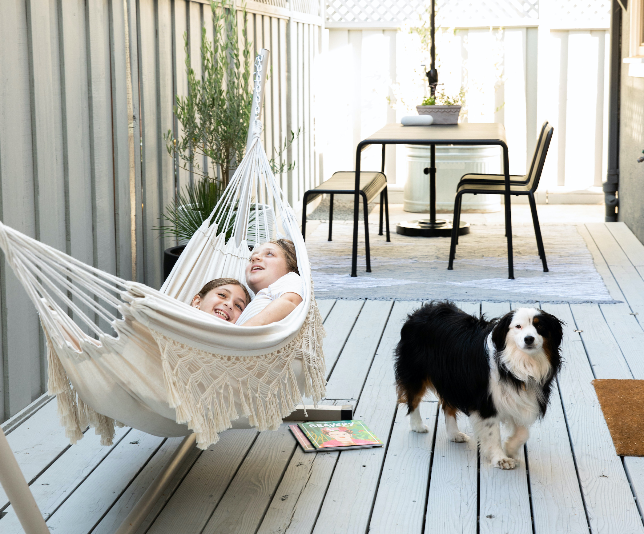Shira’s backyard, which adds functional ands stylish touches, like a hammock and a rug, to a timeless, neutral palette. Photo by Vivian Johnson